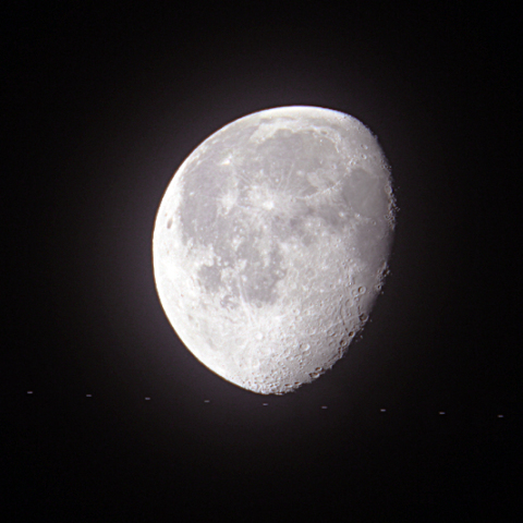 月齢19.6の月を掠めるHST