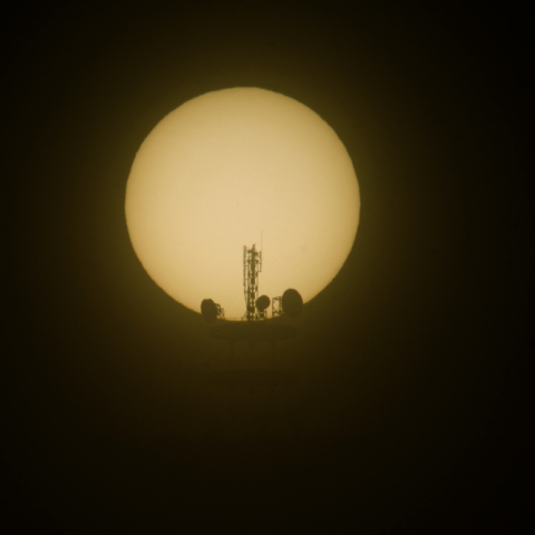 1年ぶりにアンテナ塔に昇る太陽