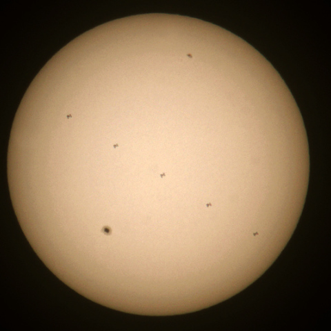 5/18の10万周回を達成したISSの日面通過