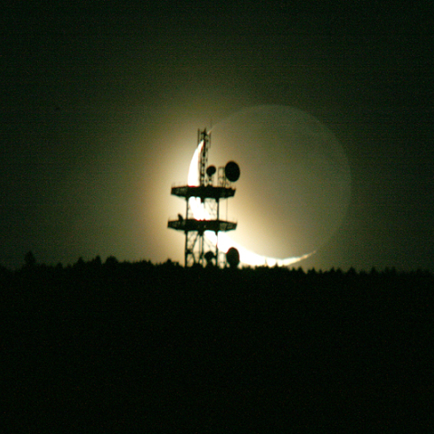 2/24プレミアムフライデーの山上電波塔にかかる月