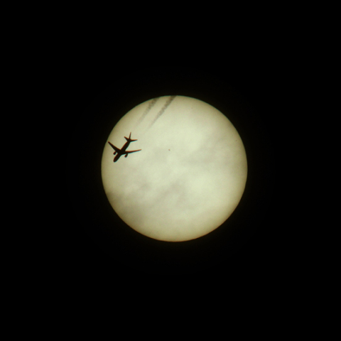 太陽面を通過する旅客機