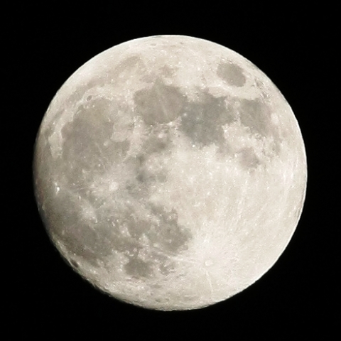 半影月食1日前の月