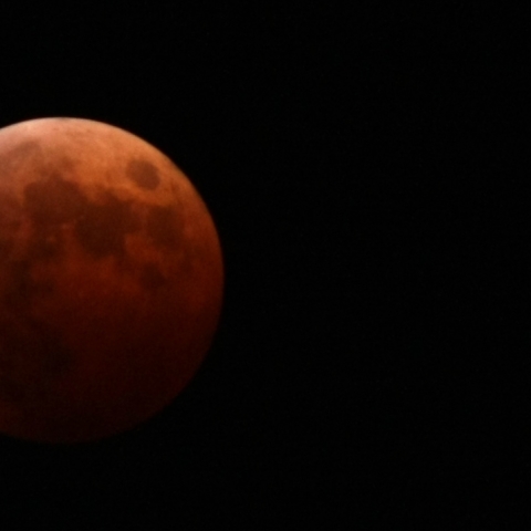 皆既中の月と天王星