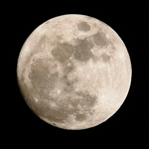 2015年最初の満月直前の月