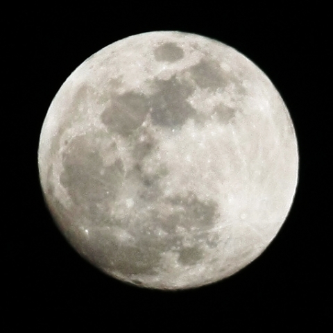 半影月食前夜の月