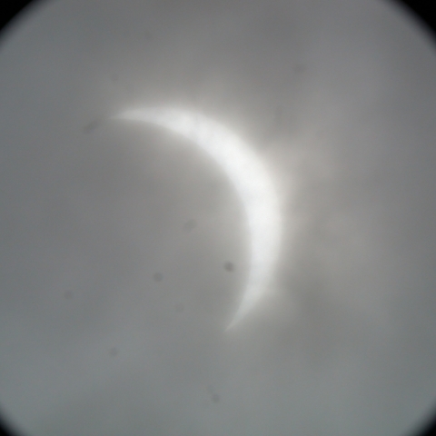 雲越しで見た日食