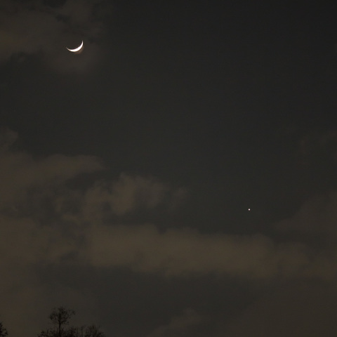 雲間から見た月と金星