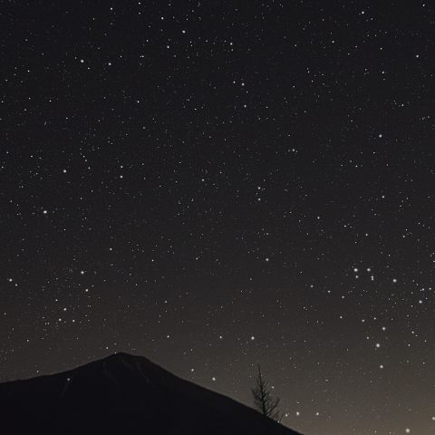 男体山の麓に昇るさそり座と土星