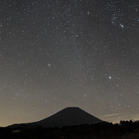 富士に架かる冬の大三角