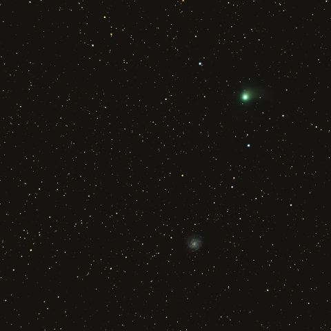 カタリナ彗星と回転花火銀河の接近