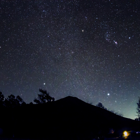 男体山に架かる冬の大三角