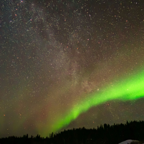 天の川を横切るオーロラ