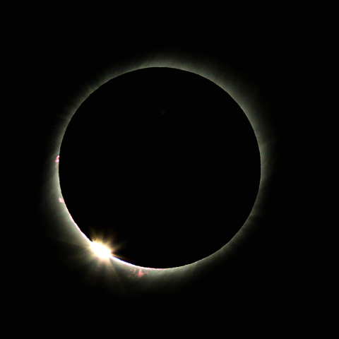チリ皆既日食のダイヤモンドリング（第三接触）
