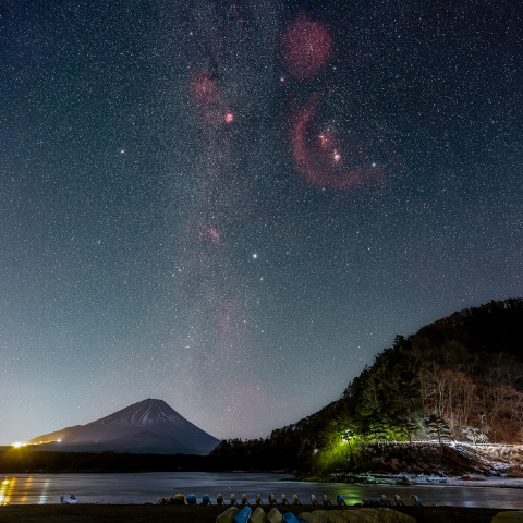 直立する冬銀河