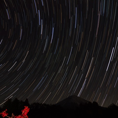 富士山と星の軌跡