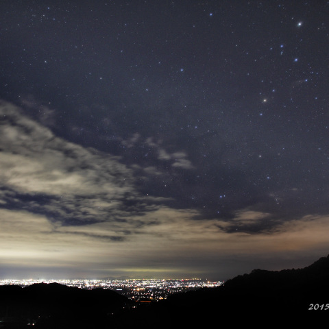 梅雨空を昇るさそり座