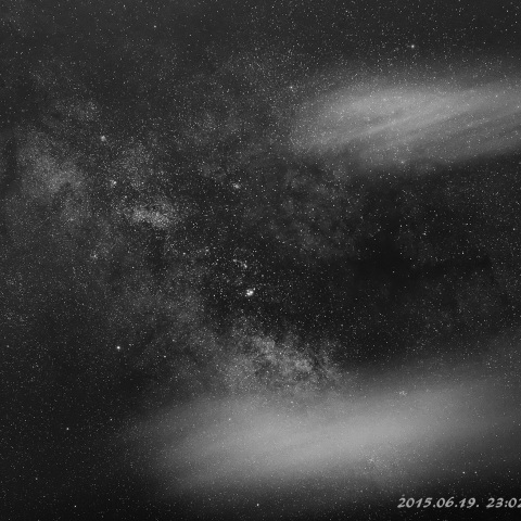 天の川と流れ雲