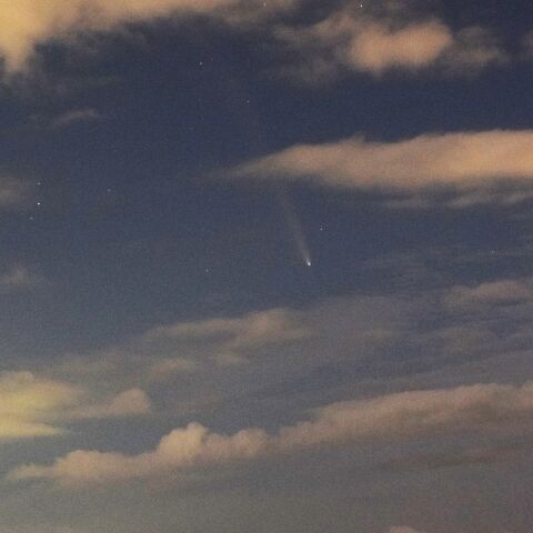 月明かりの雲間に