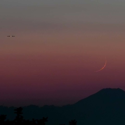 富士山頂に沈む月齢0.9の月と水星