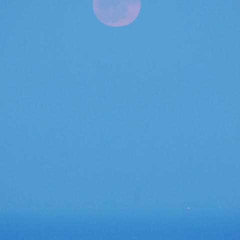 相模湾上の月食