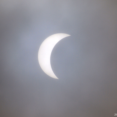 薄雲越しの部分日食