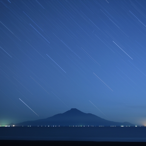 西空の日周運動に浮き上がる利尻富士島