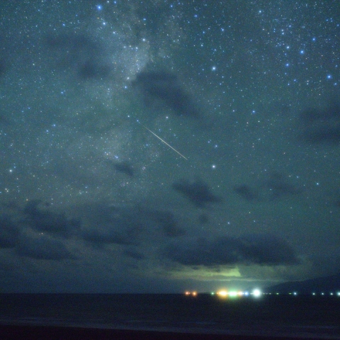 天の川銀河を横切る流星