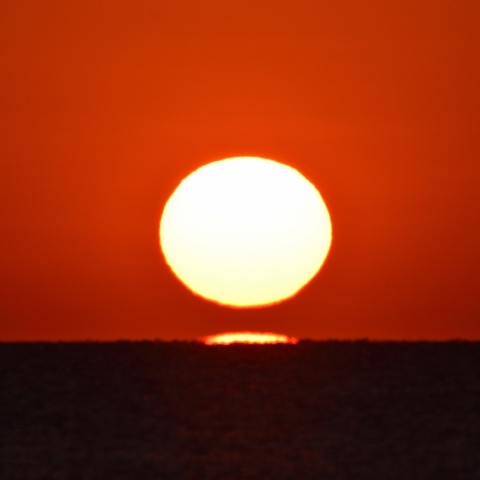 日本海に沈むだるま太陽-1