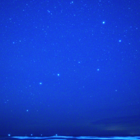 水平線の彼方に北斗七星