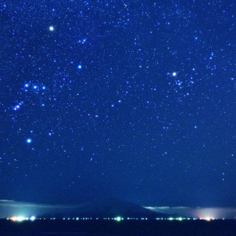 利尻富士山に傾くオリオン