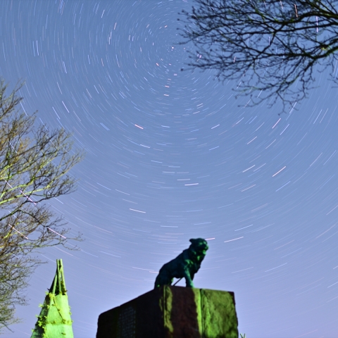 北緯45度25分の北極星を背に