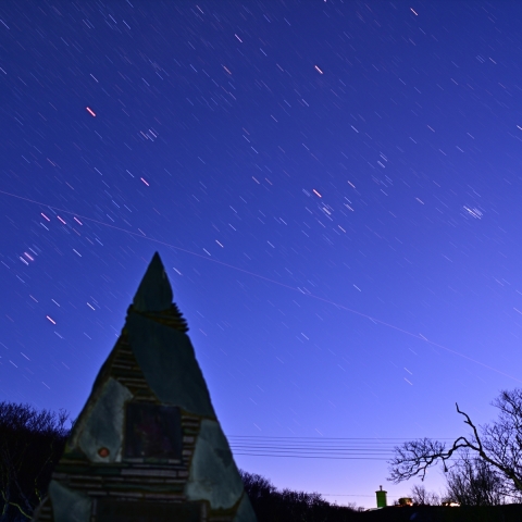 樺太犬供養塔と共にISS