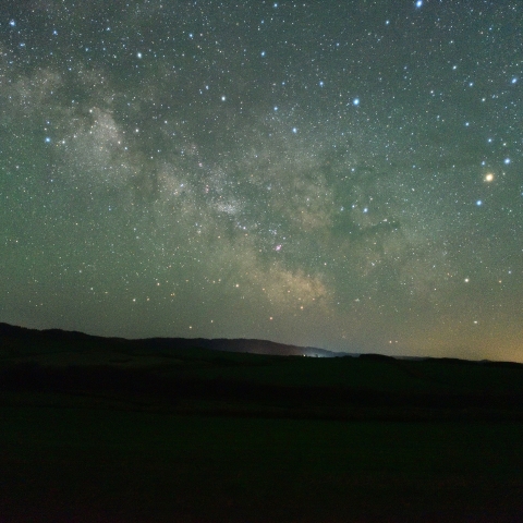 牧草地にかかる天の川