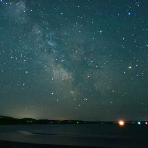 対岸に立ち昇る銀河
