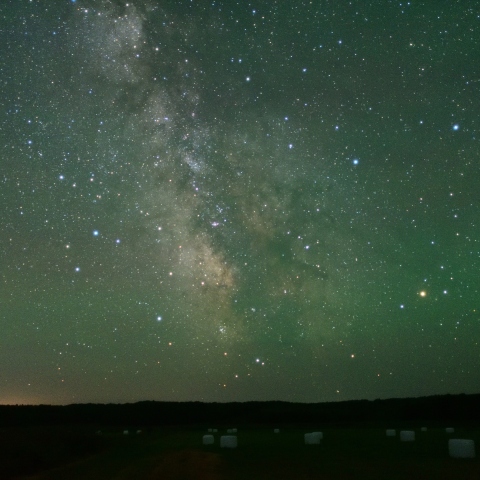 牧草ロールから眺める銀河
