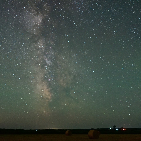 牧草ロール地からの立ち上がった銀河