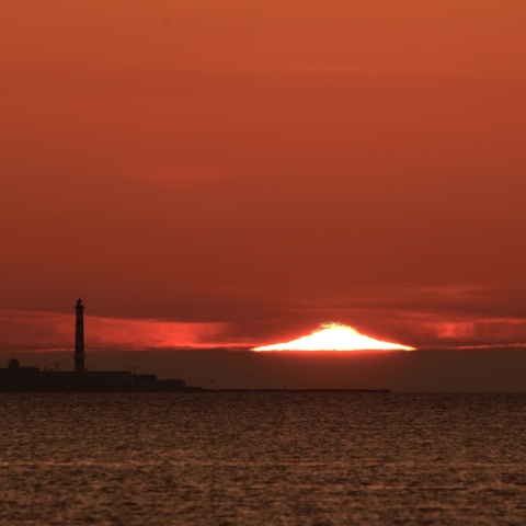 三角になった夕日