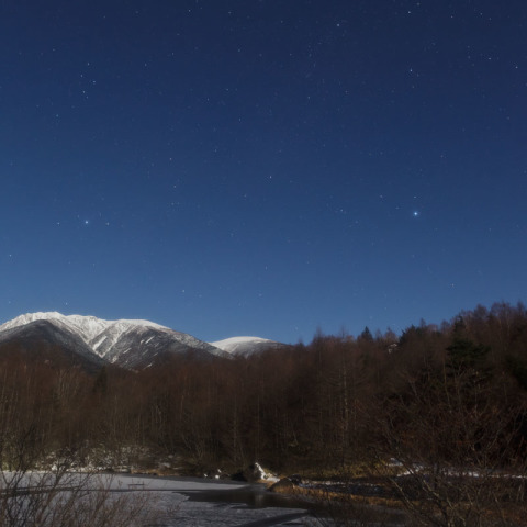 月夜の美鈴池と夏の大三角