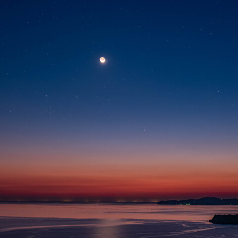 三日月と水星　ヒヤデスとプレアデスを添えて