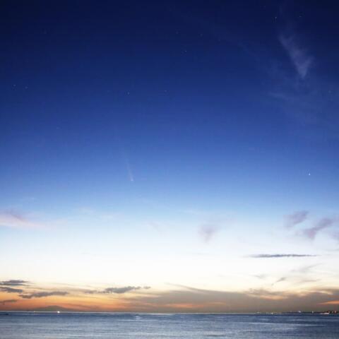 薄明に浮かび上がる紫金山・アトラス彗星と富士（2024/10/15)