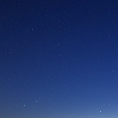 薄明に消えゆくラブジョイ彗星星夜