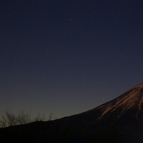 ラブジョイ彗星と富士山・かんむり座