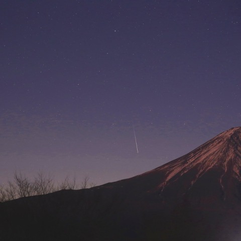 ラブジョイ彗星、ふたご座流星と富士山・かんむり座