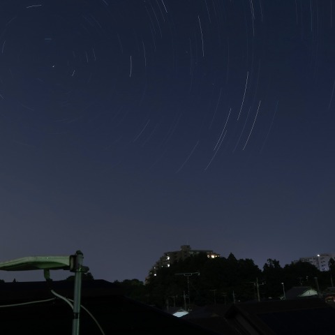 満月下の北天カシオペアの日周運動