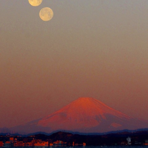 月に紅富士