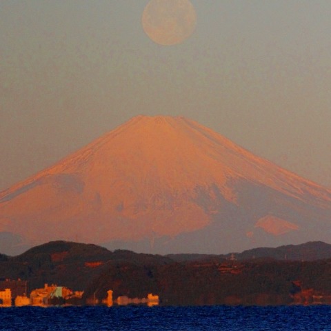 富士山上空の15日月