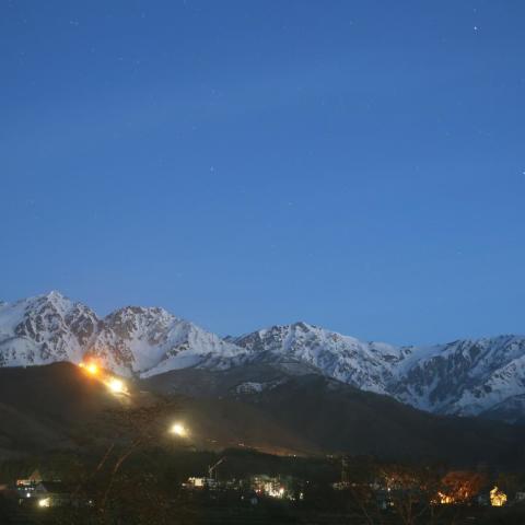 薄明のりょうけん座と白馬連峰