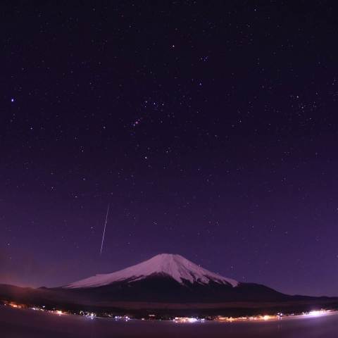 逆さ富士とオリオンと流星