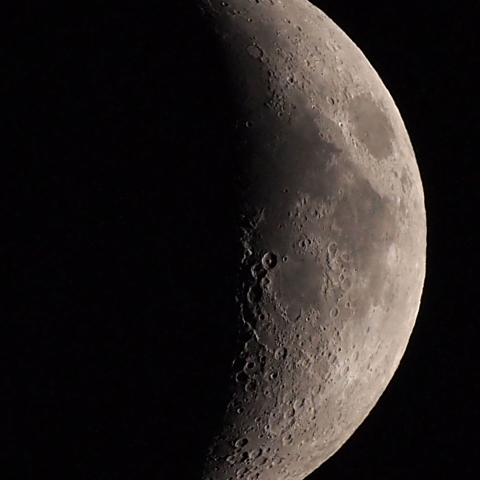 1月10日の月(月齢6.1)