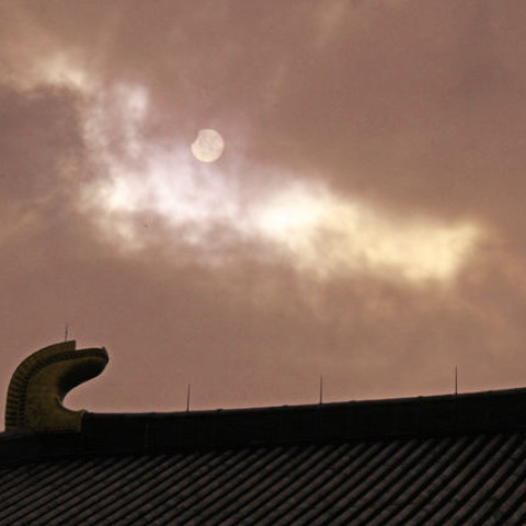 大仏殿と部分日食